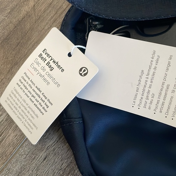 lululemon Everywhere Belt Bag in True Navy Blue with Silver Zipper New NWT - Picture 6 of 6